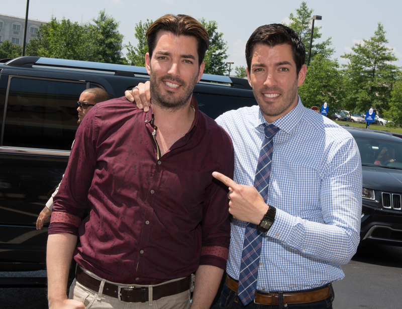 Illustration for article titled Photos of the Property Brothers Posing